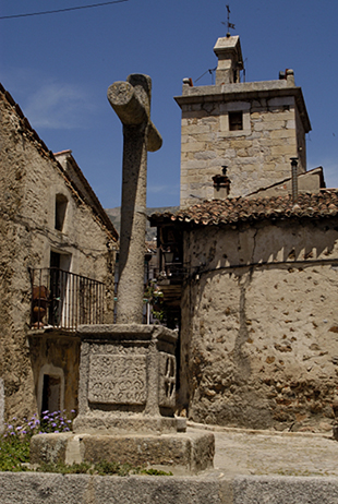 Cruz de los Enamorados y al fondo Torre del reloj